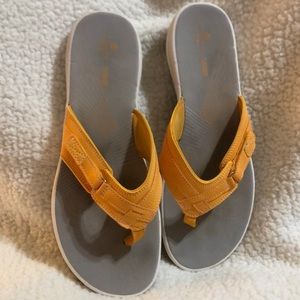 Clarks Collections Yellow Sandals Flip Flops Size 11